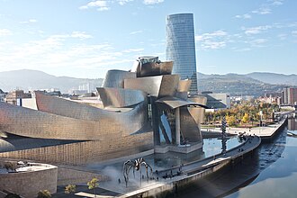 Fachada norte del Museo Guggenheim Bilbao junto a la ría