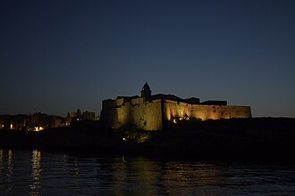 Muralla de Vieste en la Punta de San Francesco iluminada por la noche