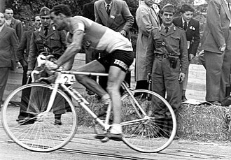 Ciclistas compitiendo en una etapa del Giro de Italia 1950
