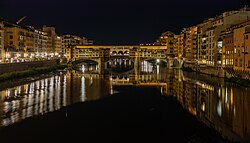 Vista nocturna del Ponte Vecchio iluminado