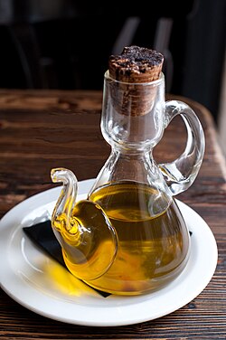 Aceite de oliva en una aceitera