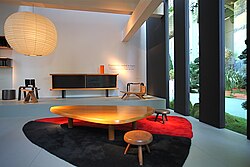 Mesa y sillas diseñadas por Charlotte Perriand expuestas en el Grand Palais