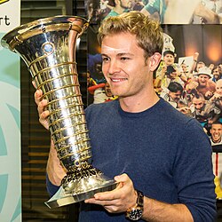 Nico Rosberg posando con el trofeo de campeón de 2016