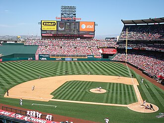 Campo de béisbol con un diamante y un montículo central.