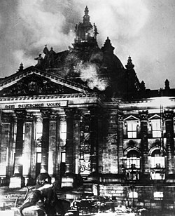 El Reichstag en llamas en febrero de 1933