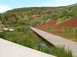 Senderos y vegetación del Jardín botánico de Barcelona.