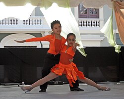 Niños bailando salsa