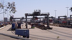 Transbordo marítimo-ferroviario de contenedores en Long Beach, California
