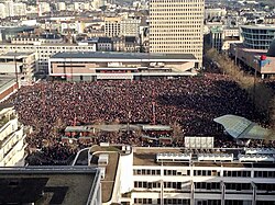 Ciudadanos participando en la marcha en Rennes.