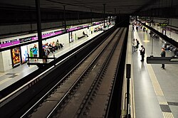 Andén de la L2 en la estación de Sagrada Família