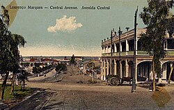 Fotografía histórica de una avenida central en Maputo a principios del siglo XX cuando la ciudad aún se llamaba Lourenço Marques.