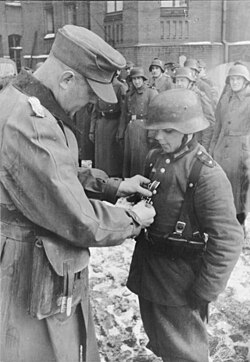 Condecoración de un joven soldado con la Cruz de Hierro.