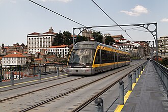 Metro de Oporto cruzando el puente de Luis I.