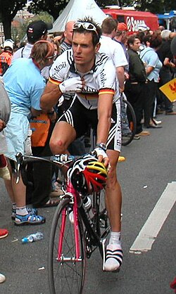 Andreas Klöden vistiendo el maillot de campeón