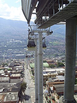 Vista del Metrocable atravesando la Calle 107 en Medellín.
