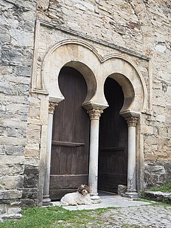 Detalle de arcos de herradura en Santiago de Peñalba.