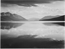 Amanecer, Lago McDonald, Parque nacional Glacier fotografiado por Ansel Adams en 1942.