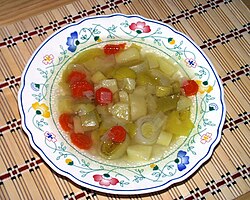 Un plato tradicional de porrusalda con verduras frescas