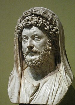 Busto o representación del emperador Marco Aurelio, exponente histórico de las virtudes romanas.