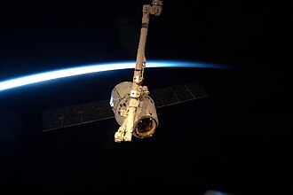 Cápsula espacial en órbita terrestre