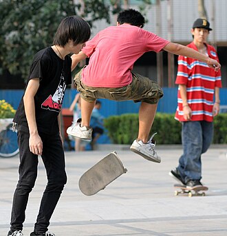 Patinador practicando monopatinaje en Pekín, China