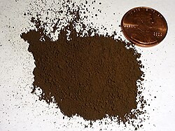 Pigmento sintético o mineral de óxido de hierro de tonalidad característica.