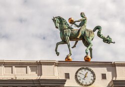 Escultura El instante preciso en la fachada del Ayuntamiento de Granada