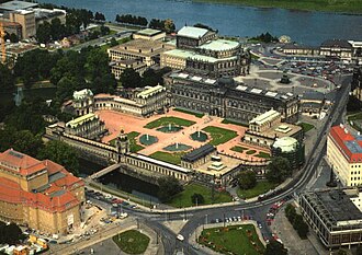 Imagen aérea del palacio Zwinger y sus patios interiores en Dresde