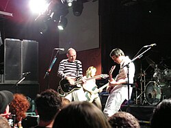 Corgan y Jeff Schroeder en el escenario durante una actuación en directo.