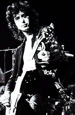 Jimmy Page tocando con Led Zeppelin en 1973