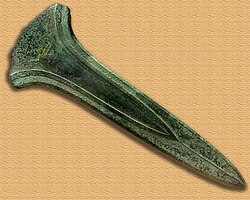 Espada ceremonial de bronce hallada en Plougrescant, Francia