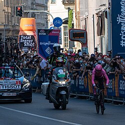Egan Bernal vistiendo indumentaria deportiva