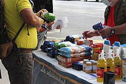 Personas ayudando a otros con alimentos de forma altruista.