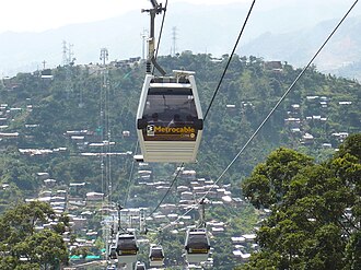 Vehículos teleféricos del Metrocable operando en Medellín.