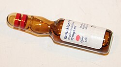 Muestra de fitomenadiona o vitamina K1 para inyección en un entorno clínico.
