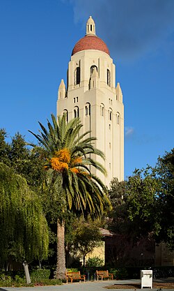Torre Hoover en el campus