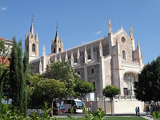 Vista general de la iglesia y su entorno urbano