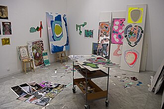 Vista del estudio de Luis Gordillo recreado en el Centro Andaluz de Arte Contemporáneo
