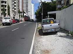 Zona residencial en la ciudad de Panamá con ausencia de aceras