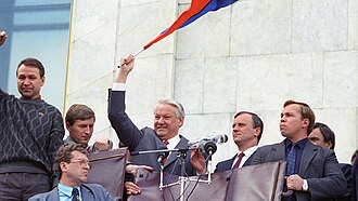 Borís Yeltsin celebrando la readopción de la bandera tricolor.