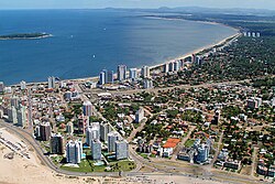 Avenida Chiverta vista desde Playa Brava hacia Playa Mansa