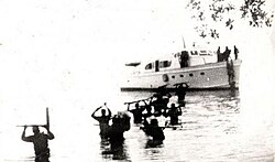 Combatientes desembarcando del yate Granma