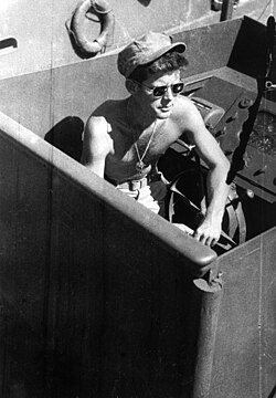 Kennedy a bordo de su lancha PT-109