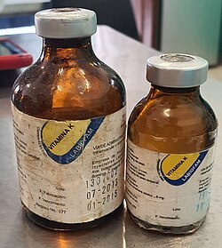 Viales de vidrio con vitamina K formulada para administración intramuscular.