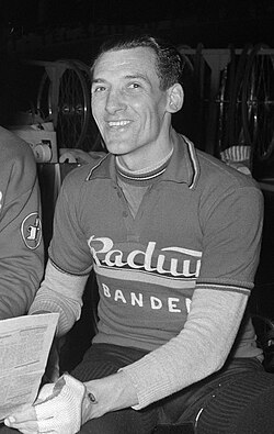 Fotografía histórica de archivo relacionada con el ciclista neerlandés Gerrit Voorting