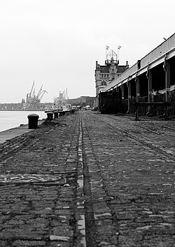 Parte del antiguo waterfront de Amberes mirando hacia el norte.