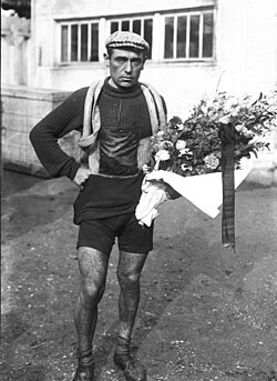 Eugène Christophe tras finalizar el Tour de Francia 1912