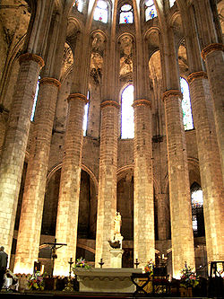 Vista hacia el presbiterio interior de Santa María del Mar