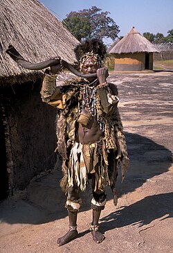 Un n'anga tocando un instrumento tradicional
