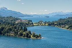 Lago Nahuel Huapi y lago Moreno separados por la península Llao Llao en Bariloche, Argentina.
